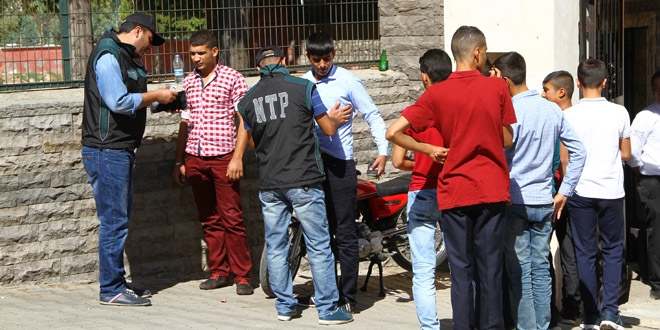 Narkotim ekipleri, okul önlerinde denetim yaptı