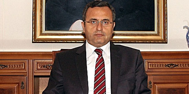 Tutuklu valinin fotoğrafı panodan kaldırıldı
