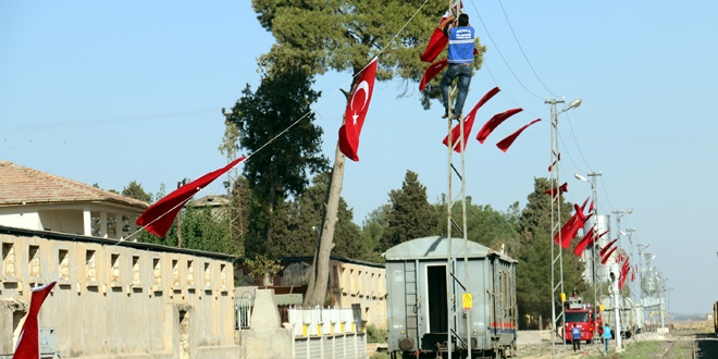 Suriye snr Trk bayraklaryla donatld