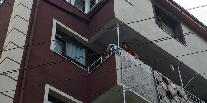 Balkon demirlerine skan ocuu itfaiye kurtard