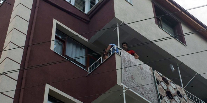 Balkon demirlerine sıkışan çocuğu itfaiye kurtardı