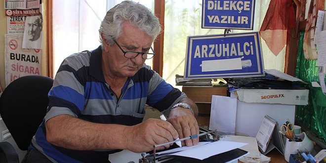 Yarım asırlık daktilosuyla vatandaşın 'dili' oluyor