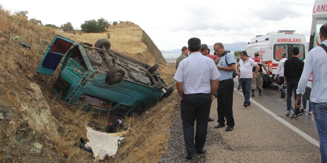 Elazığ'da sağlık çalışanlarını taşıyan minibüs şarampole yuvarlandı