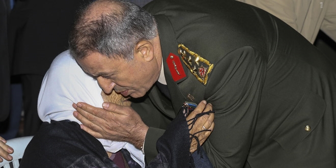Orgeneral Akar, şehit evine taziye ziyaretinde bulundu