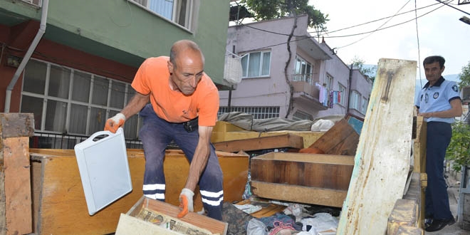 Bursa'da bir evden 5 ton çöp çıkarıldı