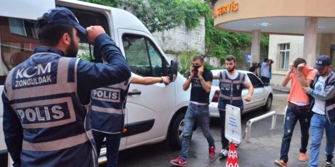 Zonguldak'ta 1'i kadın 5 öğretmen gözaltına alındı