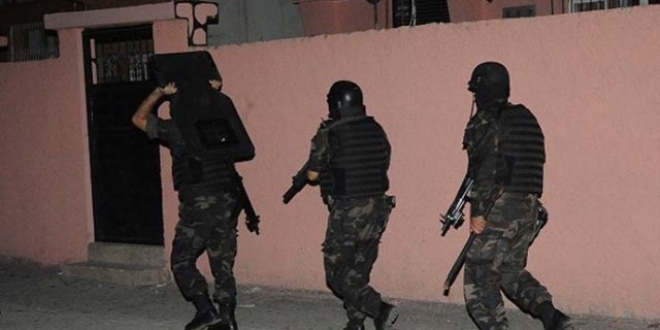 Manisa'da 1'i emniyet mdr toplam 12 polis memuru tutukland