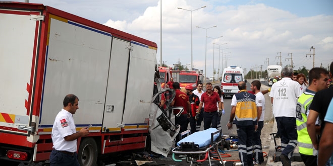 Diyarbak�r'da trafik kazas�: 2 �l�, 7 yaral�