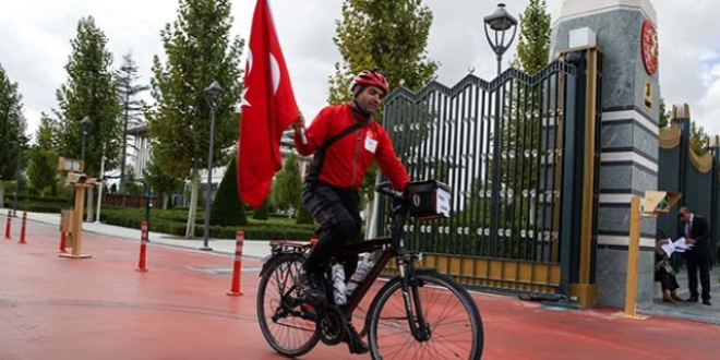 Almanya'dan bisikletle geldi, Türk bayrağını teslim etti