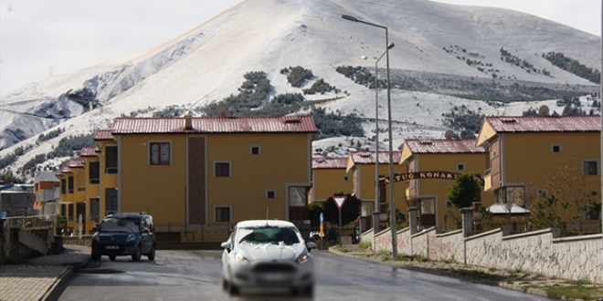 Türkiye'de şehir merkezine ilk kar Erzurum'da yağdı