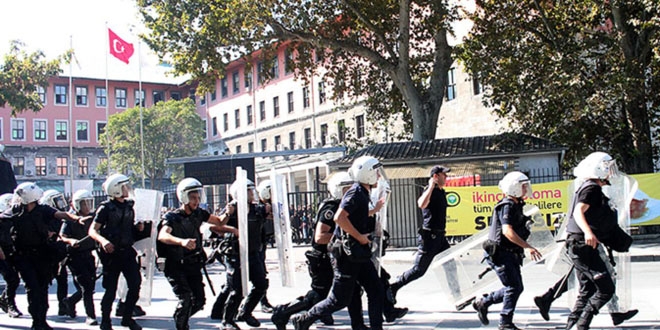 İzinsiz gösteri yapan 12 Eğitim Sen üyesi gözaltına alındı