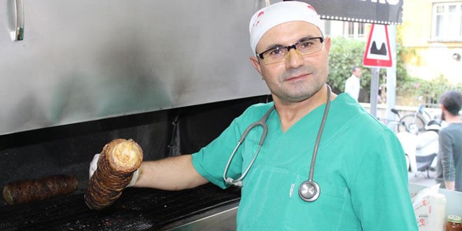 Doktor kıyafetiyle kokoreç satıyor