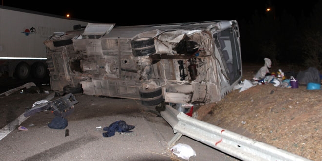 Şanlıurfa'da midibüs, tırla çarpıştı: 25 yaralı