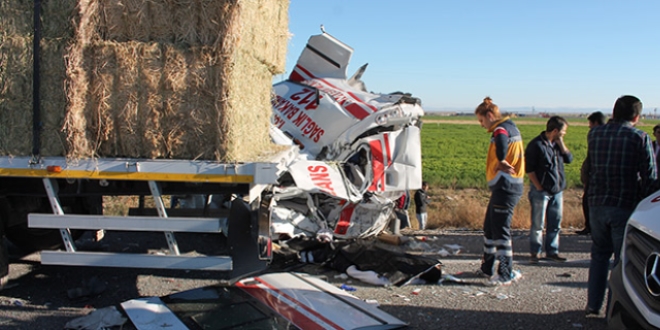 Yaralı alan ambulansa otobüs çarptı: 1 ölü, 3 yaralı