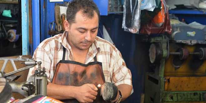 Öğretmen olamayınca ayakkabı tamircisi oldu