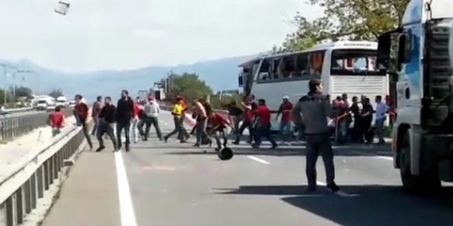 Taraftar kavga etti, D-650 karayolu ulaşıma kapandı