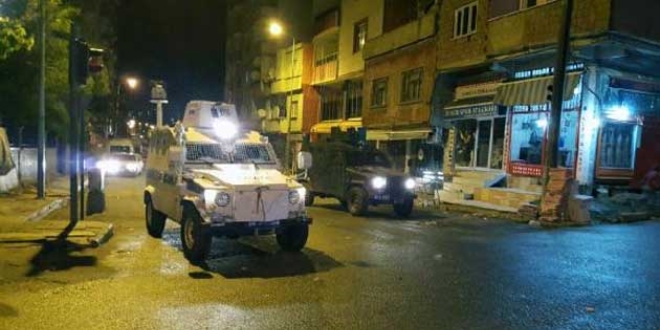 Siirt'te zırhlı polis aracına roketli saldırı