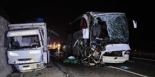Samsun'da trafik kazası: 1 kişi öldü, 39 kişi yaralandı