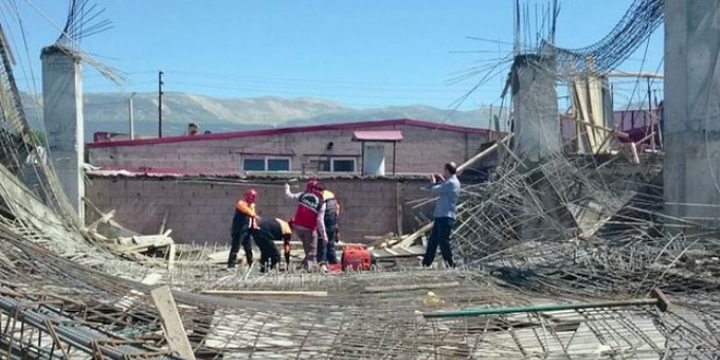 Kahramanmara�'ta in�aatta g���k: 3 i��i yaral�