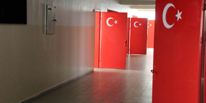 Okul kap�lar� T�rk bayra��na boyand�