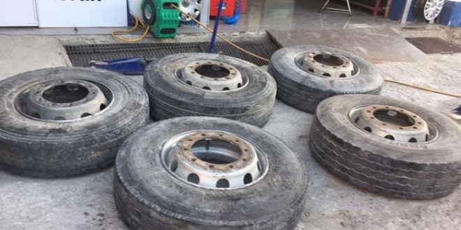 Kamyon lastiklerinde 113 kilo esrar ele ge�irildi