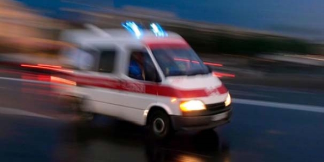 Adana'da kamyon motosiklete �arpt�: 2 �l�