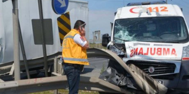 Erzurum'da ambulans kaza yaptı: 2 yaralı