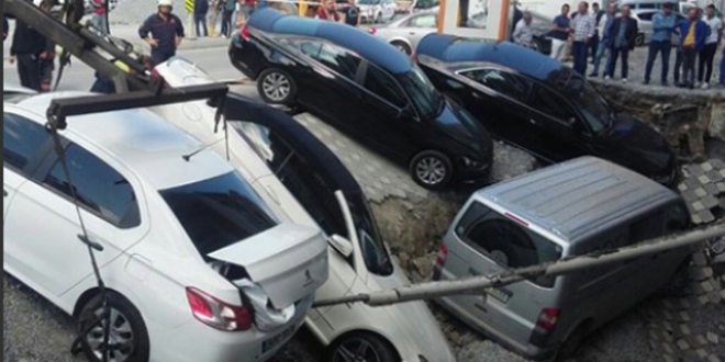İstanbul Merter'de yol çöktü, 5 araç çukura düştü