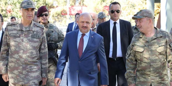 Milli Savunma Bakanı Işık, Suriye sınırında