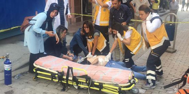 AVM'den kopan profil sokakta anne ve kızının üzerine düştü