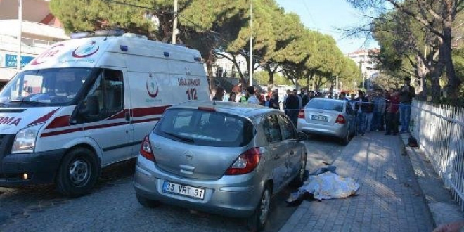 İzmir'de öldürülen lise öğrencisi toprağa verildi