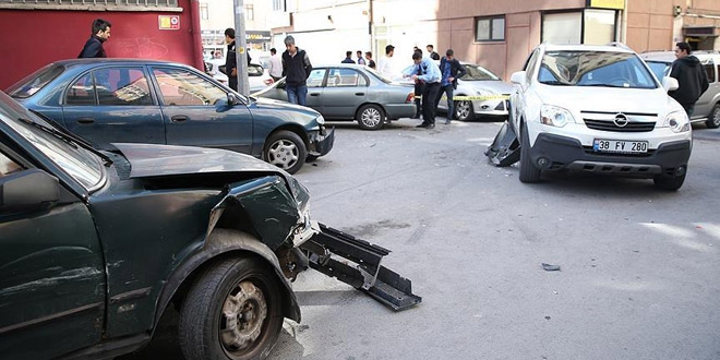 Kaza yaptığı otomobille kaçarken 14 araca zarar verdi