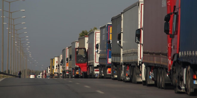Kapıkule'de bekleyen TIR'lar 9 kilometre kuyruk oluşturdu
