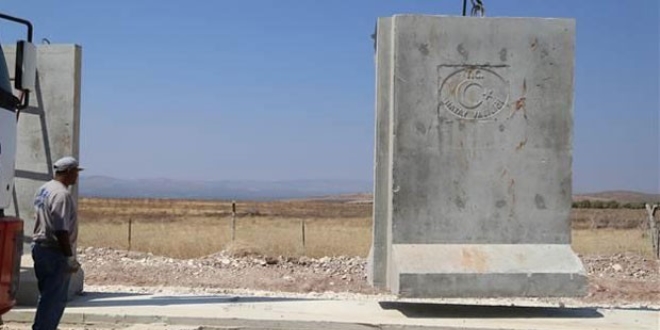 Her g�n 75 beton blok Suriye s�n�r�na g�nderiliyor