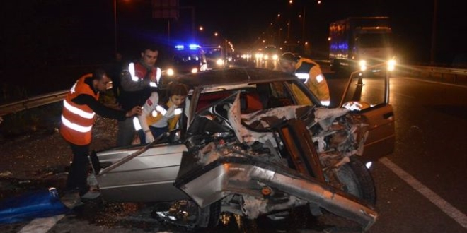 TEM Otoyolunda Karayolları ekiplerine otomobil çarptı: 5 yaralı