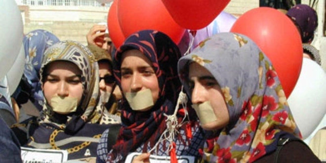 Başörtüsü mağduru öğretmene iadei itibar