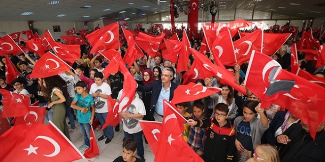 Karşıyaka'da 'Andımız' tepkisi: 3000 kişi okudu