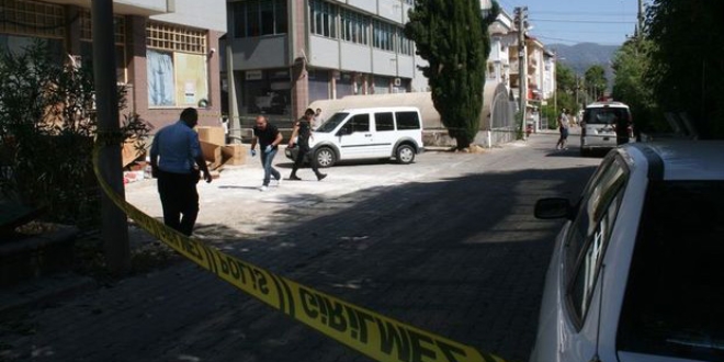 Öğretmen eşini, barışmaya ikna edemeyince kendini vurdu