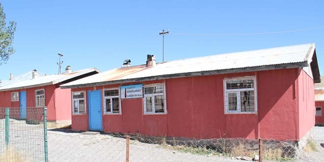 '�ocuklar okuyabilsin' diye arazisini ba���lad�