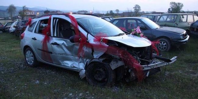 Gelin arabas�yla otomobil �arp��t�: 7 yaral�