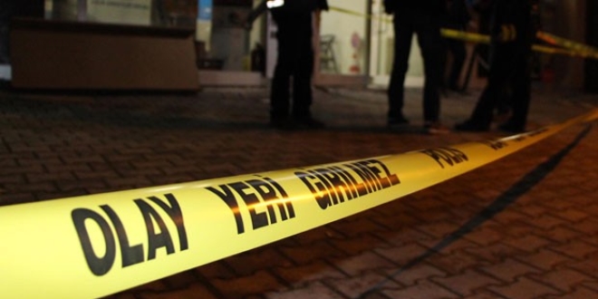 43 y�ll�k kocas�n� ba��na ta�la vurarak �ld�rd�