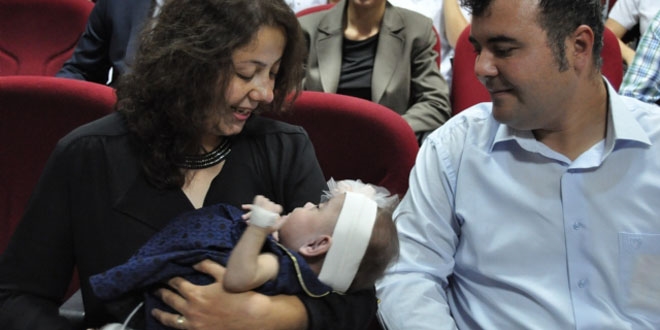 380 gramlık Azra bebek yaşama tutundu