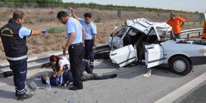 Mersin'de t�r otomobile �arpt�: 2 �l�, 3 yaral�