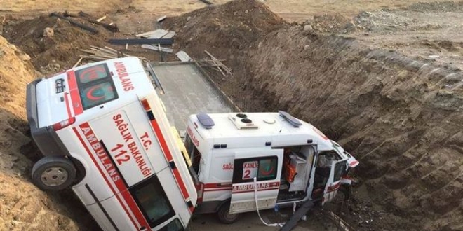Muş'ta iki ambulans menfez çukuruna düştü: 4 yaralı