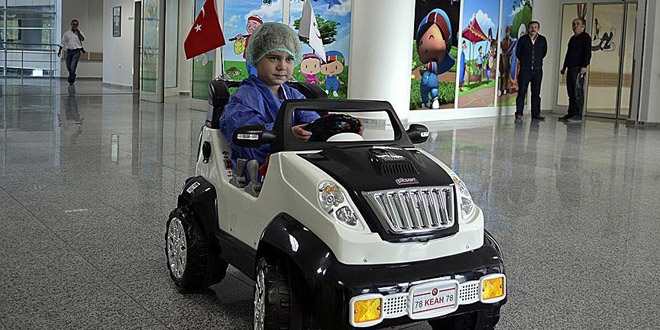 Çocuklar ameliyata akülü arabayla giriyor