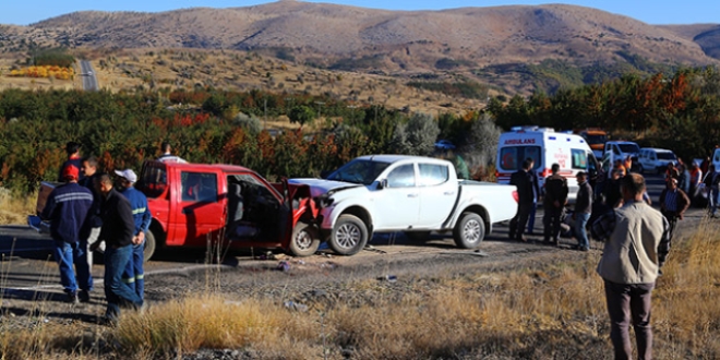 Konya'da iki kamyonet arpt: 1 l, 4 yaral
