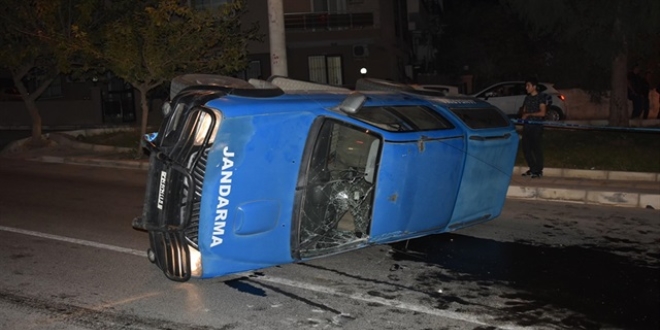 İzmir'de askeri araç ile otomobil çarpıştı: 5 yaralı