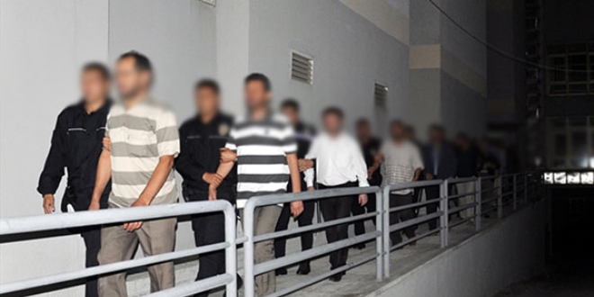 Ankara'da retmenlerinde olduu 10 kii FET'den tutukland