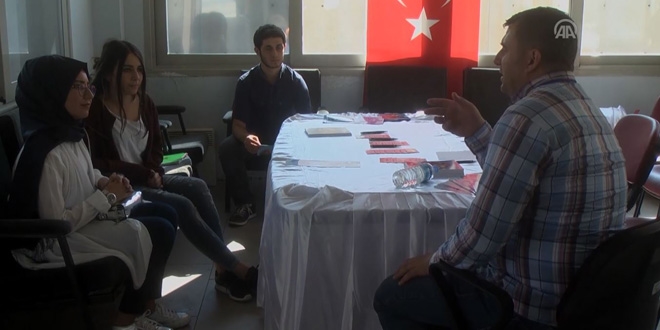 Polisler yeni üniversitelilere 'terör tuzakları'nı anlattı