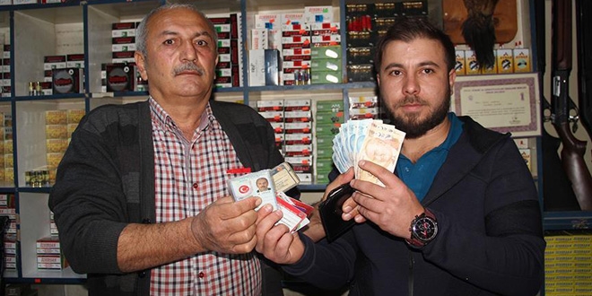siz gen, bulduu bin liray sahibine teslim etti